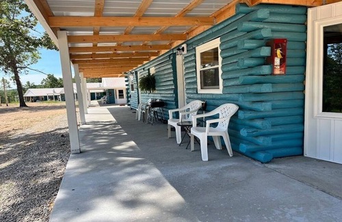 Lebanon Cabin | Cozy 1-bedroom cabin with Loft. Sleeps 8 Near Bennett Springs State Park