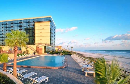 Schulte Park Condo | Cozy 1-bedroom condo with kitchenette, pool & tiki bar in Daytona Beach