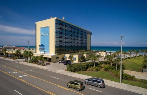 Schulte Park Condo | Cozy 1-bedroom condo with kitchenette, pool & tiki bar in Daytona Beach