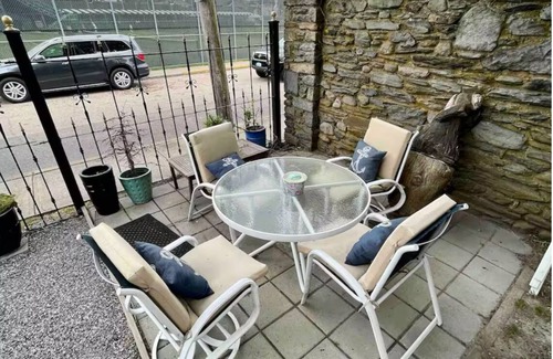 Fifth Ward Condo | Cozy 1-bedroom condo in the heart of Newport