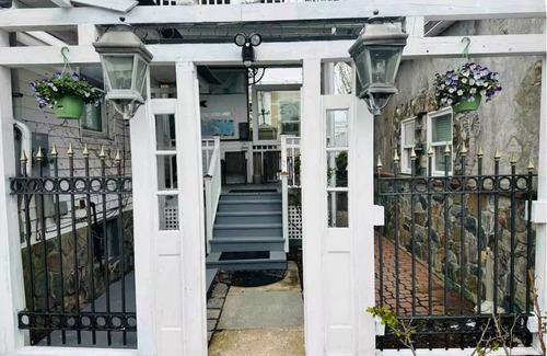Fifth Ward Condo | Cozy 1-bedroom condo in the heart of Newport