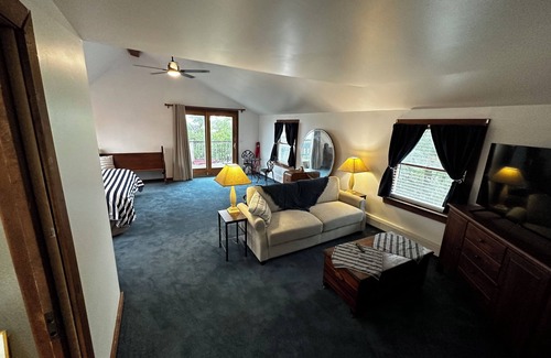 Salem House | Cozy 1-bedroom house in charming Salem with AC, WiFi