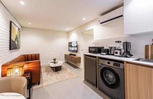 Ikoyi House | Cozy 1-Bedroom in Dolphin Estate, Ikoyi with Wi-Fi, DSTV & Modern Amenities