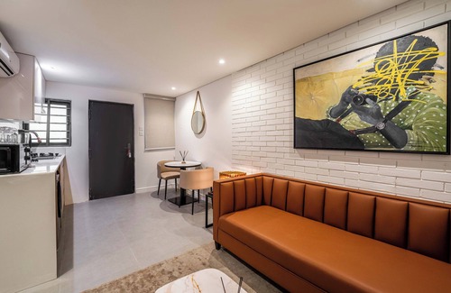 Ikoyi House | Cozy 1-Bedroom in Dolphin Estate, Ikoyi with Wi-Fi, DSTV & Modern Amenities