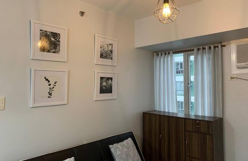 Alabang Apartment | Cozy 1 Bedroom near Alabang Town Center and Molito with Wifi and Netflix