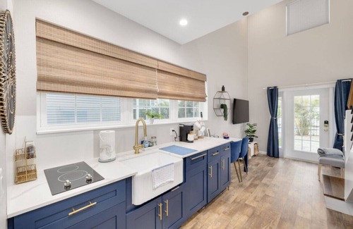 Downtown Dunedin House | Cozy 1 bedroom tiny home with pool "Shelly"