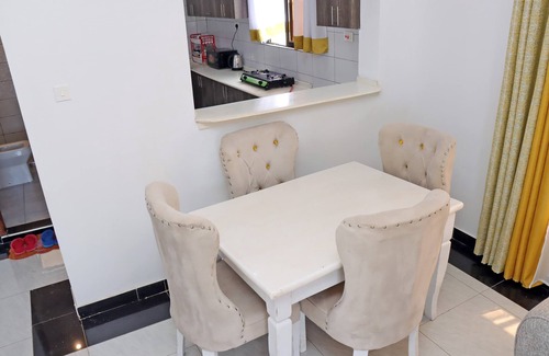 Ukunda Apartment | cozy 1-bedroom with free swimming pool,free parking and hotshower n