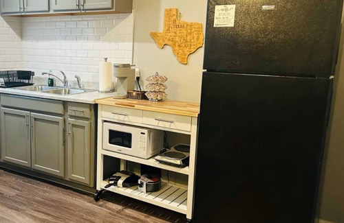 St. Johns Apartment | Cozy 1BD/1BA In North Central Austin, Next To I35, 15 Minutes To Downtown