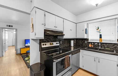 Oak Lawn Apartment | Cozy 1BD Space - Walkable to lively neighborhoods