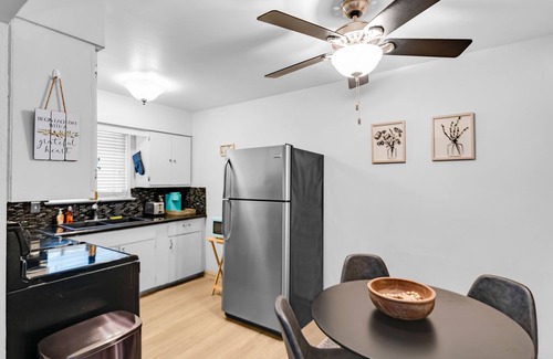 Oak Lawn Apartment | Cozy 1BD Space - Walkable to lively neighborhoods
