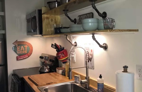 Old North End Apartment | Cozy 1BR Apartment w/Balcony, 5 Min Walk to Church St & Lake Champlain