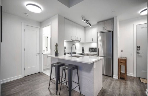 Church and Wellesley Apartment | Cozy 1BR Apt with Gym, Near Royal Ontario Museum
