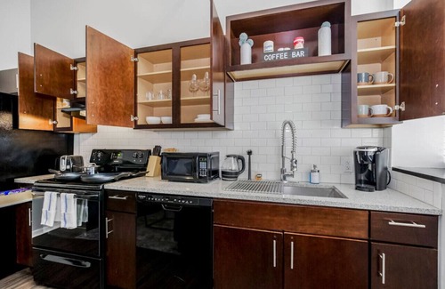 Downtown Kansas City Apartment | Cozy 1BR Parking, Rooftop Near Arrowhd & TMobile