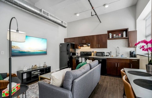 Downtown Kansas City Apartment | Cozy 1BR Parking, Rooftop Near Arrowhd & TMobile