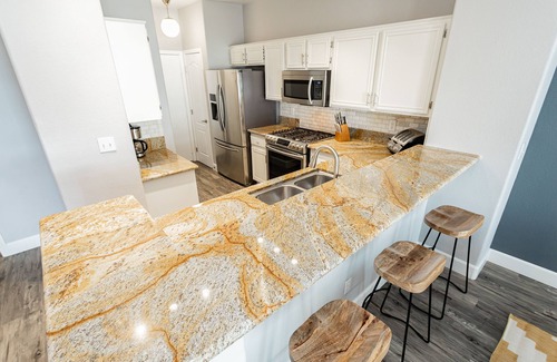 Spring Valley House | Cozy 2/2/.5 Townhome just 3 miles from Vegas Strip
