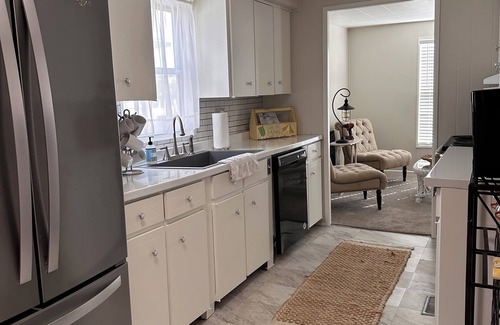Venice House | Cozy 2-bdr mobile home Venice screened lanai Renters need approval by Bay Indies