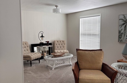 Venice House | Cozy 2-bdr mobile home Venice screened lanai Renters need approval by Bay Indies