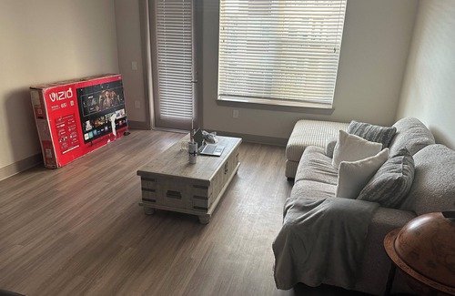 Dallas Apartment | Cozy 2-bed, 1-room is a office space for sleeping apartment WiFi, AC Dallas