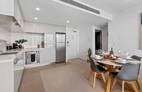 Milton Apartment | Cozy 2 bed Retreat Milton - Pool, Walk to SStadium