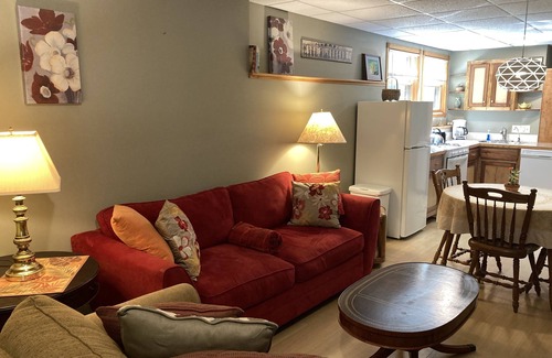 Waterford Apartment | Cozy 2 bedrm apart with full kitchen surrounded by woods 25 mins from Milwaukee
