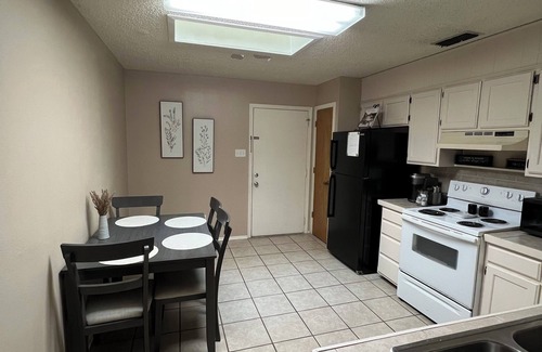 Tyler House | Cozy 2 bedroom 2 bath duplex near UT Tyler!