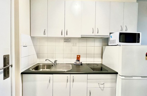 Carlton South Apartment | Cozy 2-Bedroom Apartment for 3 | Prime CBD Location near Arrow on Swanston