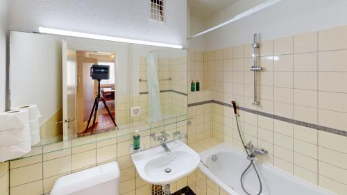 Albisrieden Apartment | Cozy 2 Bedroom Apartment with Balcony in Zürich