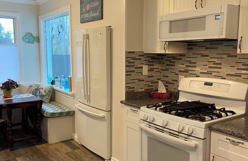 Campbell River House | Cozy 2-bedroom house across from beautiful Oyster Bay, south of Campbell River