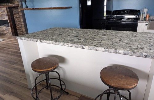 Dola Cabin | Cozy 2-bedroom cabin in charming Harrod with WiFi, AC
