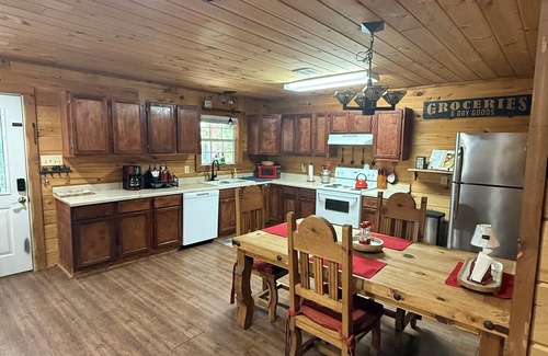 Brookeland Cabin | Cozy 2-Bedroom Cabin in the Heart of Rayburn Country Resort