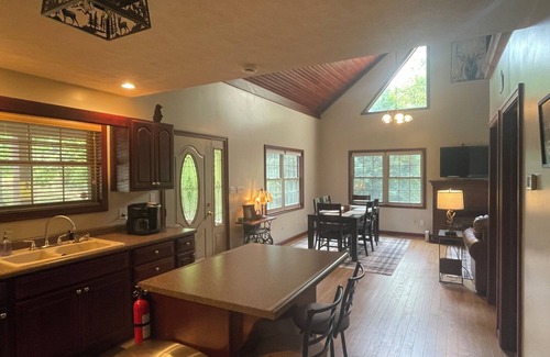 Kimbolton Cabin | Cozy 2 bedroom cabin with large loft near Salt Fork Park and Lake with WiFi, AC