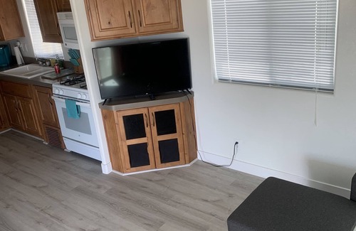 Ehrenberg Cottage | Cozy 2 bedroom Cottage by the River