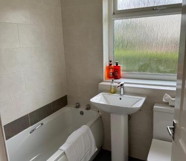 Kirkcaldy House | Cozy 2 Bedroom Cottage in Kirkcaldy