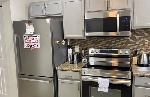 Peachtree Corners House | Cozy 2 Bedroom Family Retreat with Adjustable Bed, Arcade, Waffle Bar & Firepit