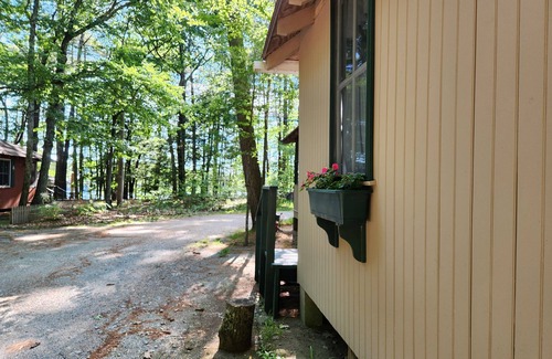 Stow Cottage | Cozy 2-bedroom Lakeside Cottage in Stow with WiFi