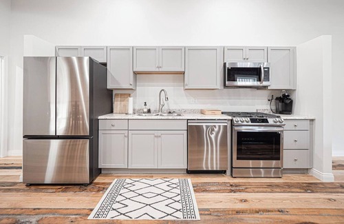 Evansville Apartment | Cozy 2-bedroom Luxury apartment # 22 in awesome Evansville overlooking Downtown