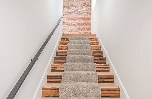 Evansville Apartment | Cozy 2-bedroom Luxury apartment # 22 in awesome Evansville overlooking Downtown