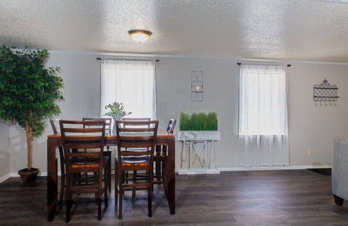 Malakoff Apartment | Cozy 2 bedroom rental unit w/ free oversize parki
