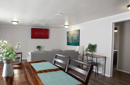 Malakoff Apartment | Cozy 2 bedroom rental unit w/ free oversize parki