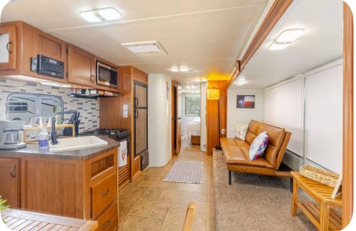 Hudson Bend House | Cozy 2-bedroom RV in fantastic Austin with fitness room, AC