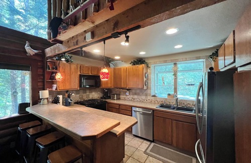 Alyeska Cabin | Cozy 2-bedroom ski cabin -sleeps 10!