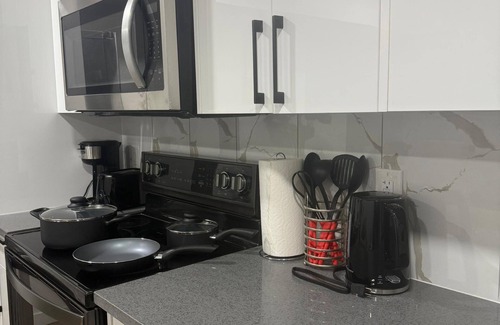 Southwest Edmonton House | Cozy 2 Bedroom Suite Close to Amenities