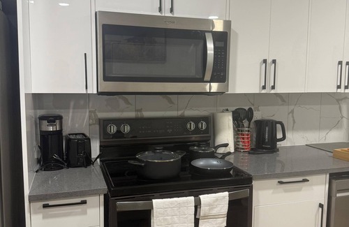 Southwest Edmonton House | Cozy 2 Bedroom Suite Close to Amenities