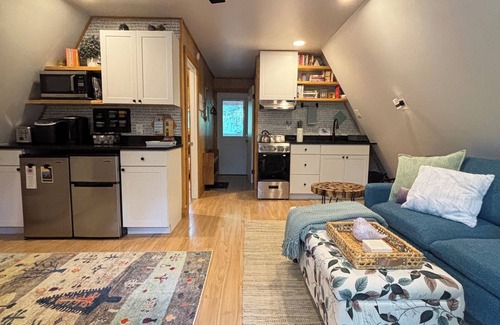 Mount Jackson Cabin | Cozy 2-bedroom tiny cabin with roomy loft, AC, and fire pit near Bryce Resort