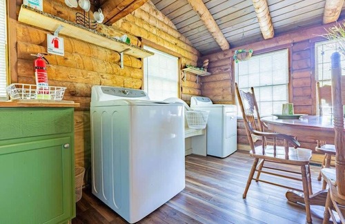 Lookout Valley Neighborhood Association Cabin | Cozy 2-BR Log Cabin Near Chattanooga Attractions