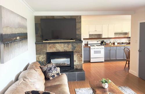 Granthams Landing House | Cozy 2 BR private house - 1 minute drive to the beach and lower Gibsons!
