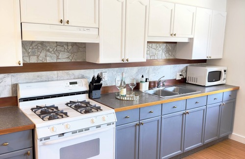 Granthams Landing House | Cozy 2 BR private house - 1 minute drive to the beach and lower Gibsons!
