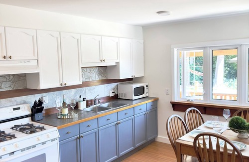Granthams Landing House | Cozy 2 BR private house - 1 minute drive to the beach and lower Gibsons!