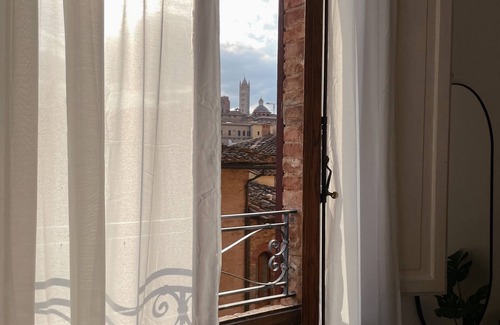Siena Historical Center Apartment | Cozy 2 BR with balcony near Piazza Del Campo