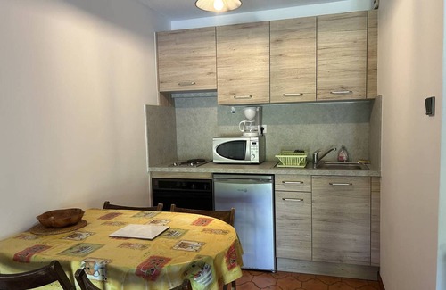 La Faviere Apartment | Cozy 2-Room Apartment with Garden Terrace, 250m from Beach, Private Garage – Sleeps 4!